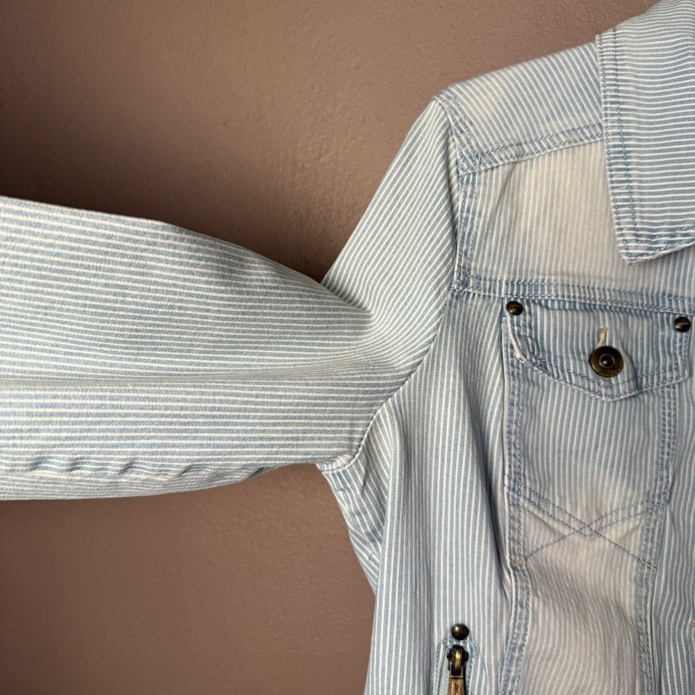 Jou Jou Womens Cropped Light Wash Distressed Denim Pinstripe Jean Jacket Size XL - Picture 8 of 16
